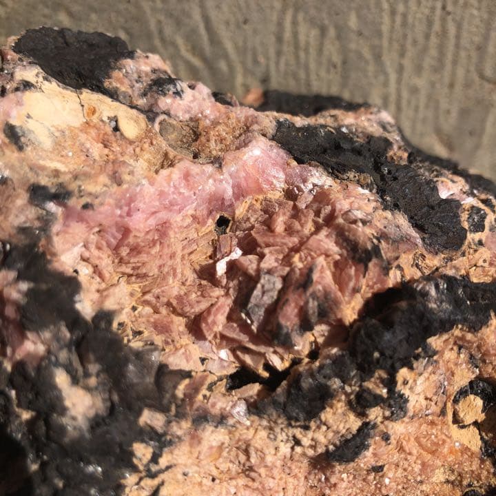 値下げしました、国産鉱物　菱マンガン鉱　原石です