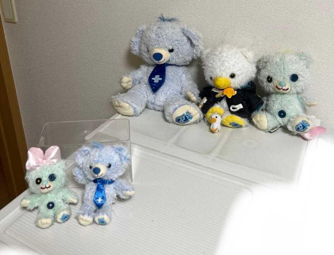 ユニベアシティのぬいぐるみ、ぬいぐるみバッチのセット（ブルー、パイ、バニラ）