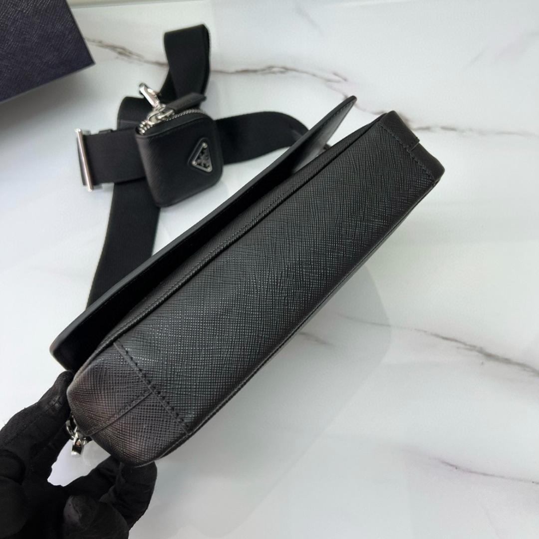 極美品ブラックショルダーバッグレザー