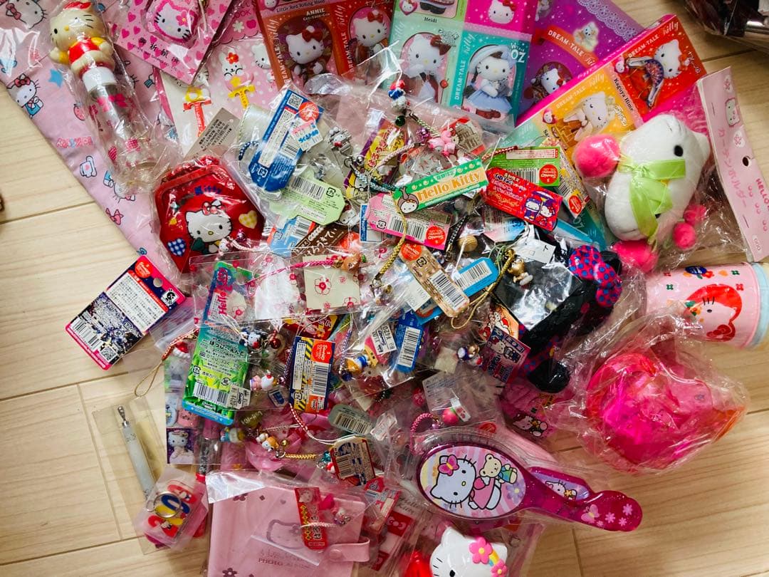 楽一番01様　キティ　ご当地　根付け60個　レトロ　キーホルダー　アルバム