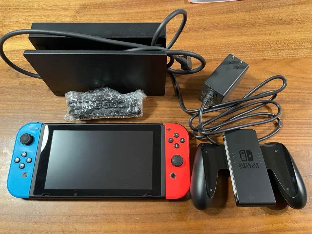 S*n様 Nintendo Switch 本体 赤/青 Joy-Con付き（中古