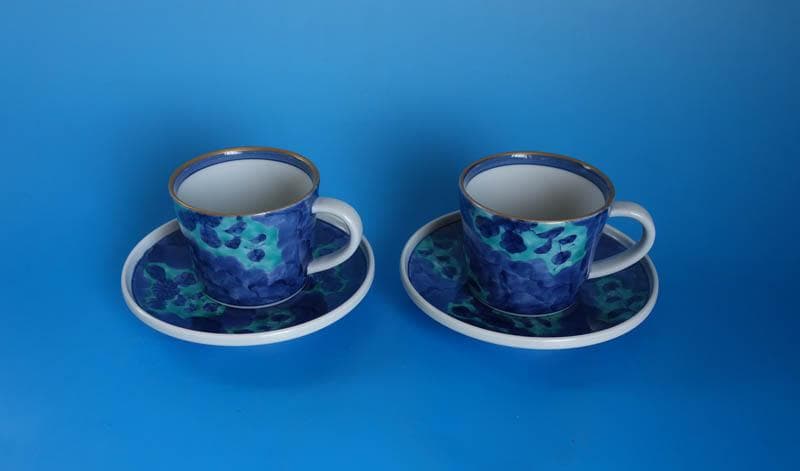 有田焼 染錦 源右衛門窯　青彩菊絵 カップ＆ソーサー 2客 碗皿 2430