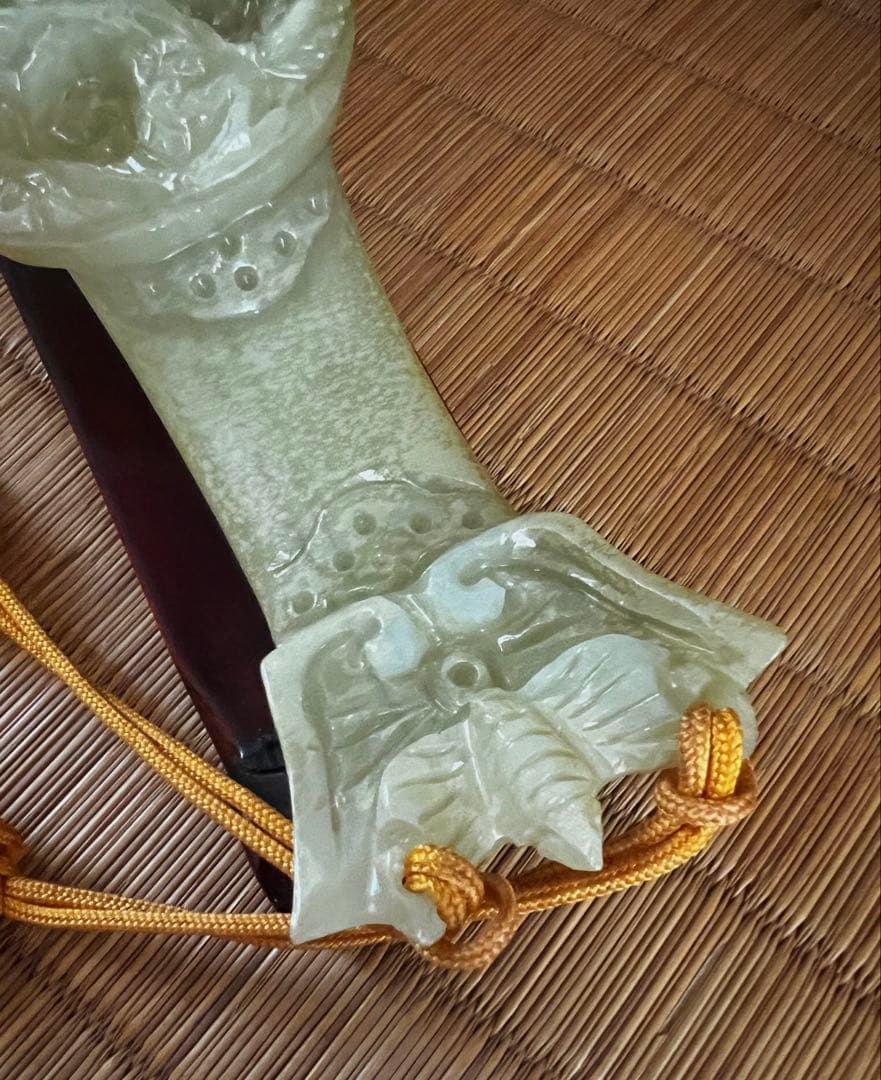 古翡翠 緑砡石 龍蝙蝠刻 如意 台座付き