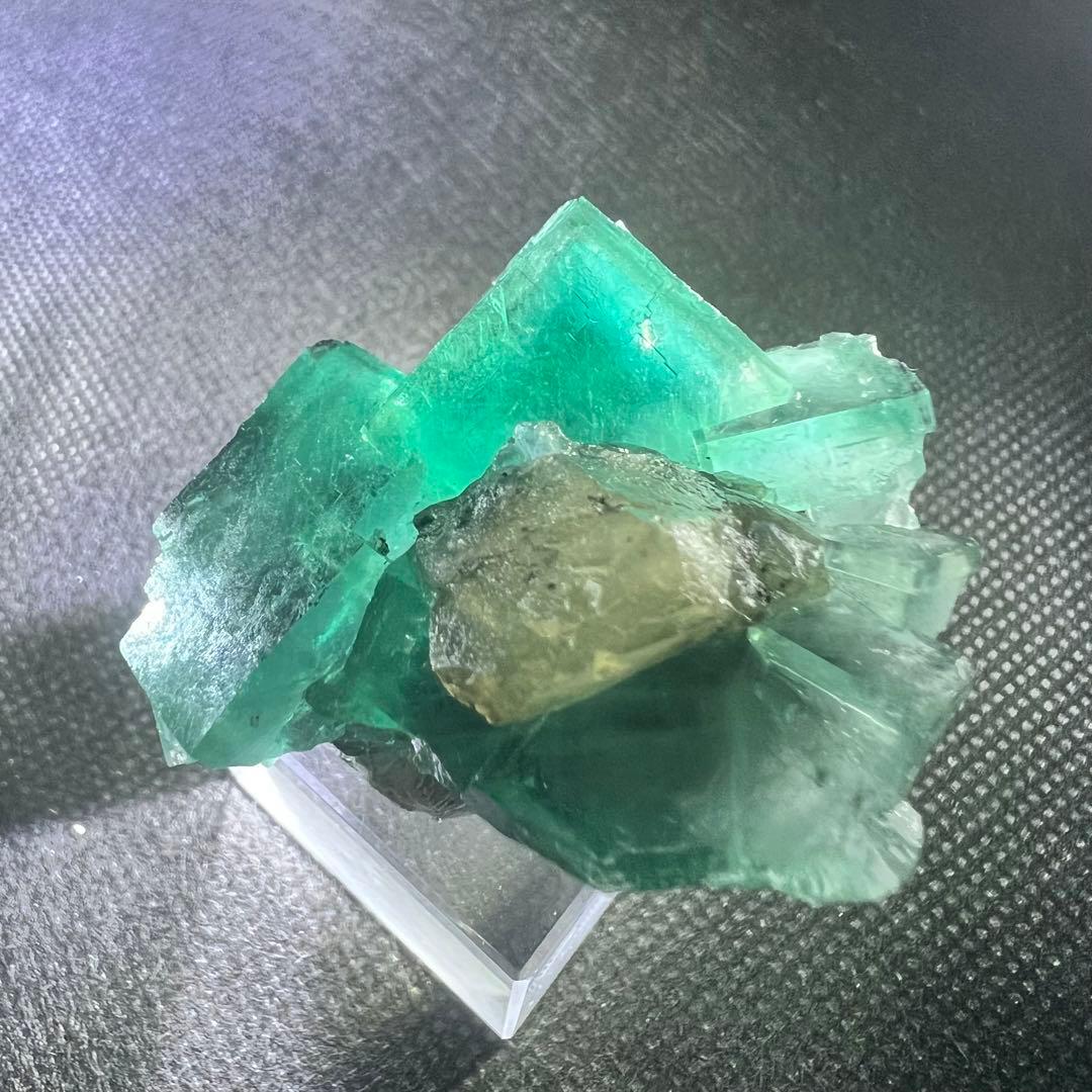 ヤオガンシャン産　カルサイト共生「孔雀緑」「ピーコックグリーン」フローライト
