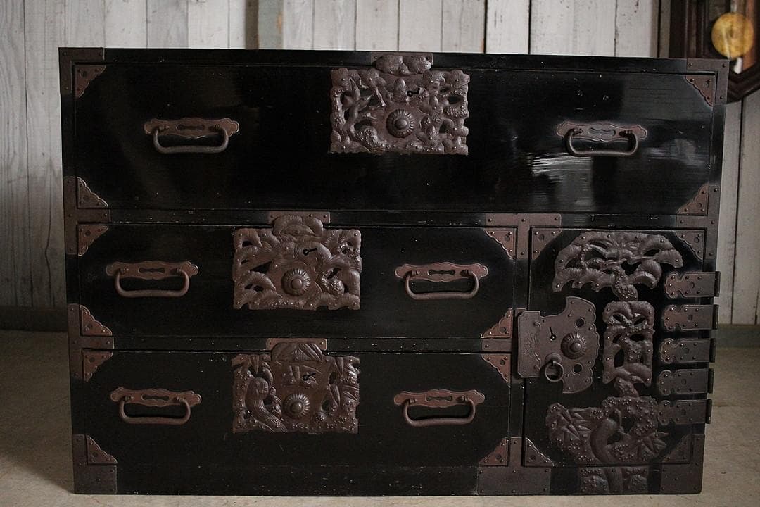 綺麗な打ち出し金具時代庄内箪笥　扉付き　時代箪笥　時代家具　古家具　古タンス