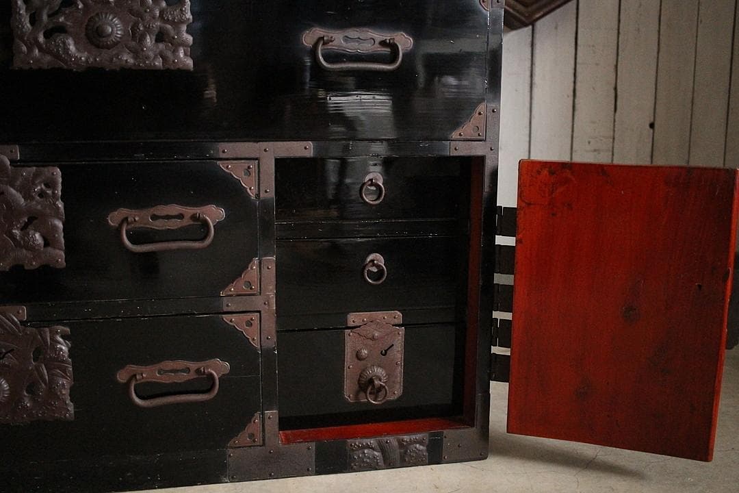 綺麗な打ち出し金具時代庄内箪笥　扉付き　時代箪笥　時代家具　古家具　古タンス