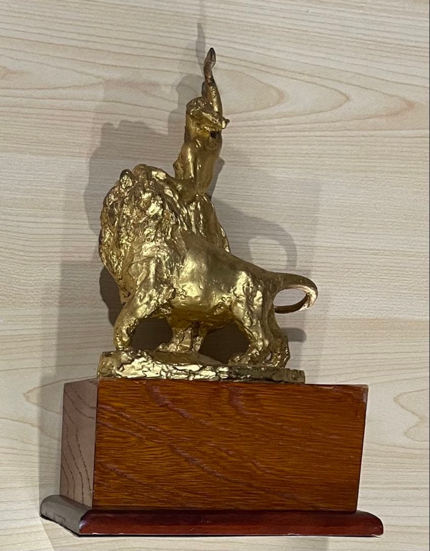 金メッキ 女性とライオン 彫刻