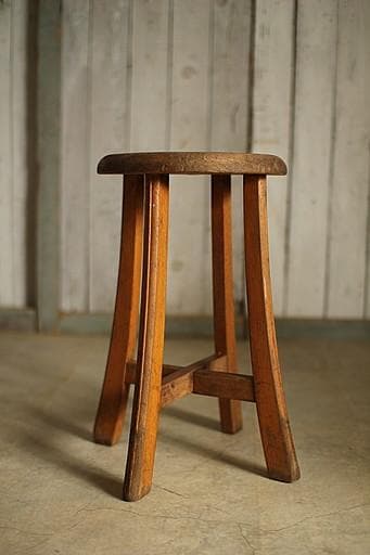 古く味のある木製の丸椅子