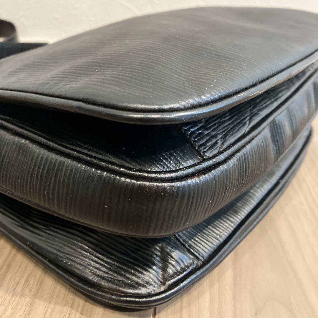 FENDI フェンディ ショルダーバッグ クロスボディ 肩掛け 斜め掛け 黒