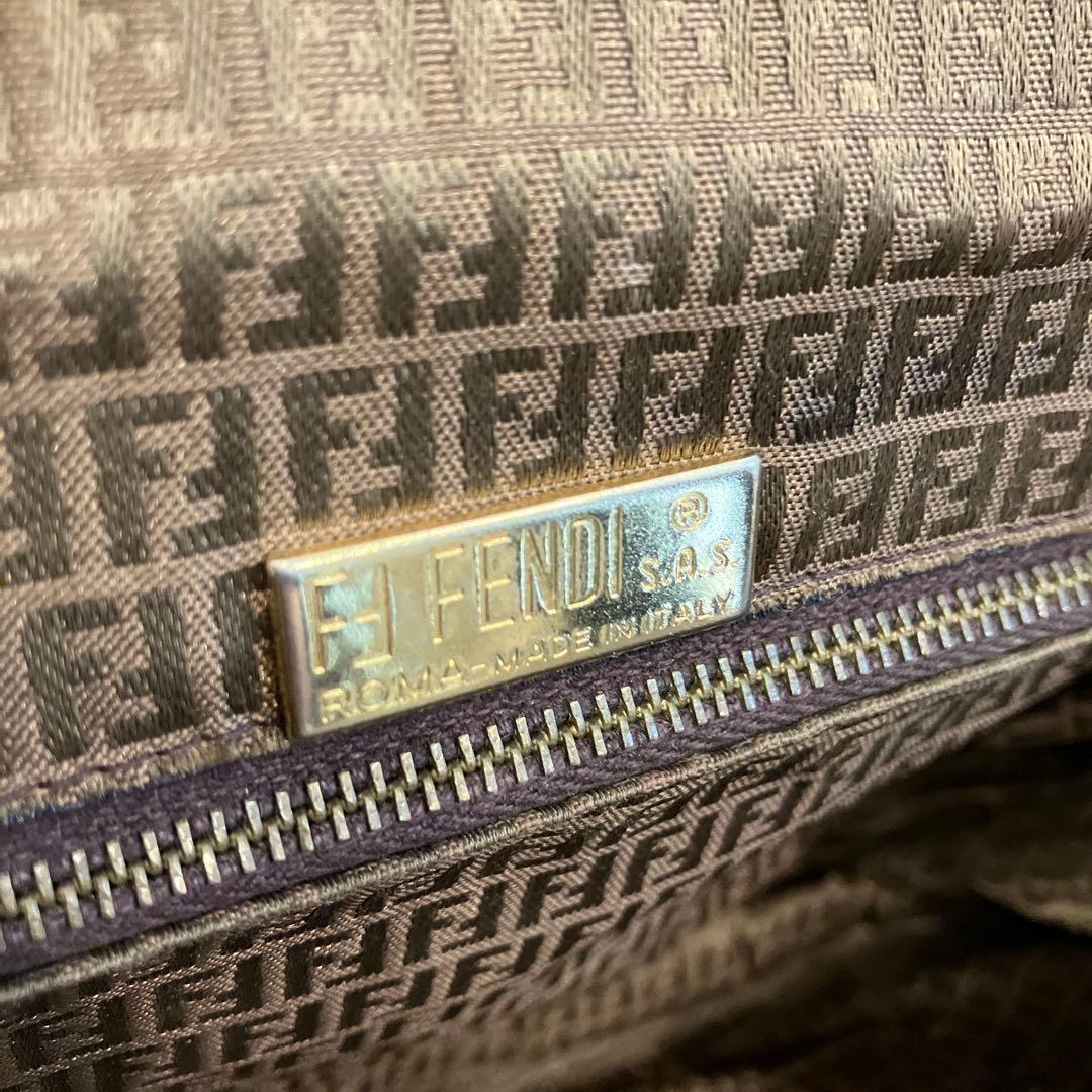 FENDI フェンディ ショルダーバッグ クロスボディ 肩掛け 斜め掛け 黒