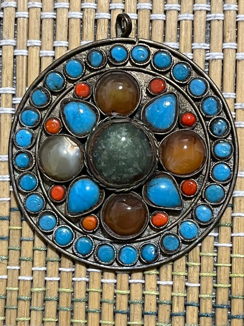 アンティーク　ターコイズと山サンゴのお守りペンダントトップ　ブローチにも