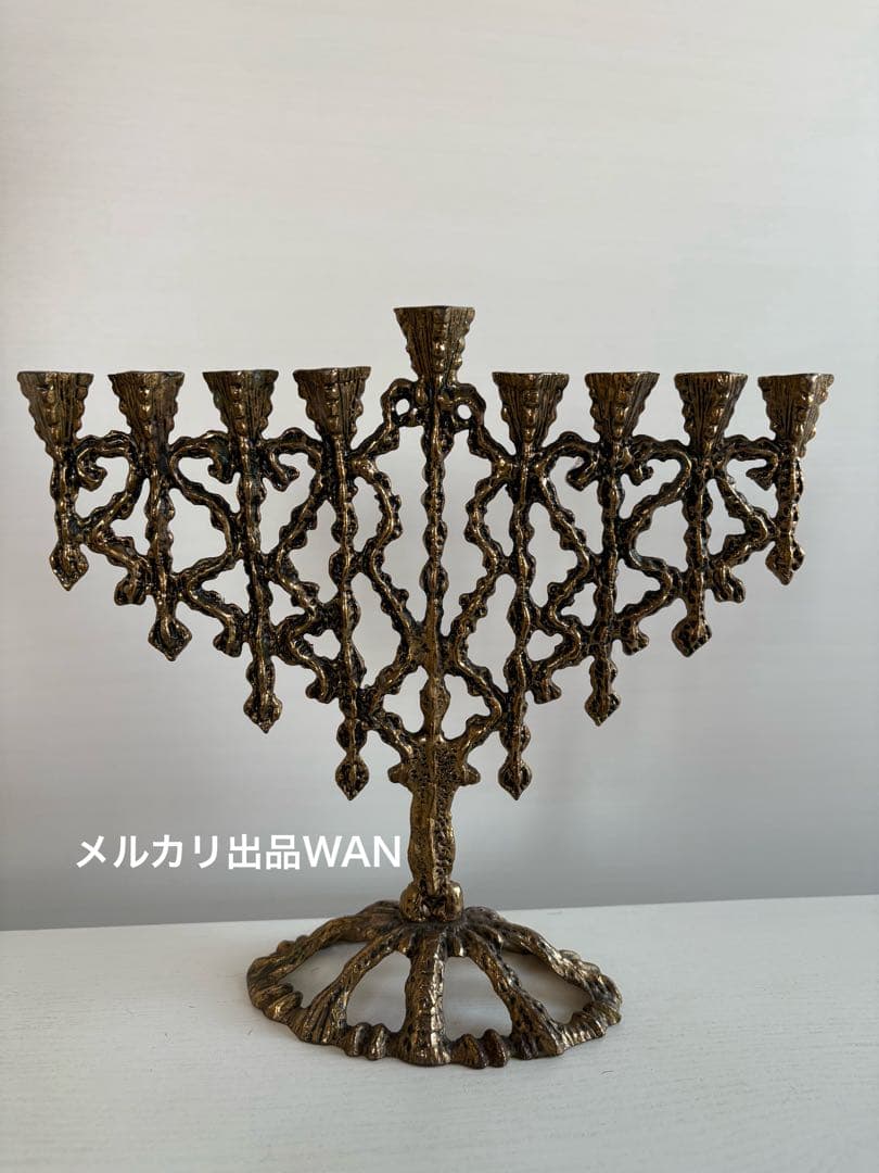 装飾的な金属製ハヌキヤ燭台