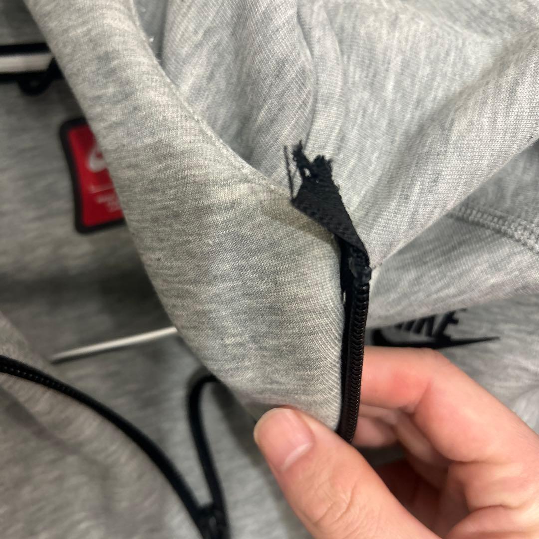 Nike グレー フルジップパーカーとスウェットパンツセット　チャック破損あり