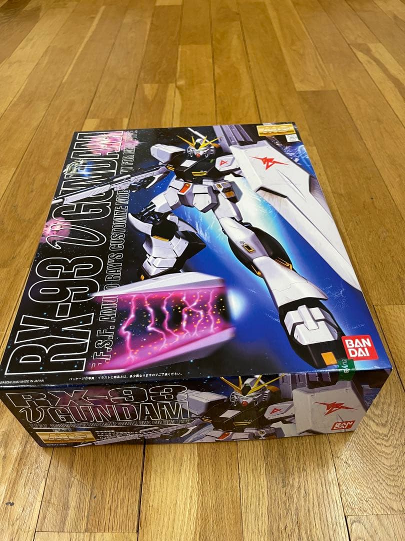 RX-93 νガンダム 1/100 プラモデル