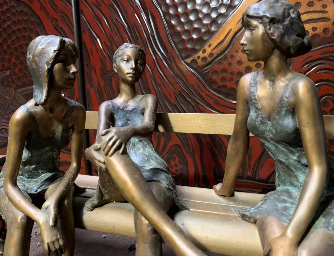 Laszlo Kutas 「長椅子で会話を楽しむ3人の娘」