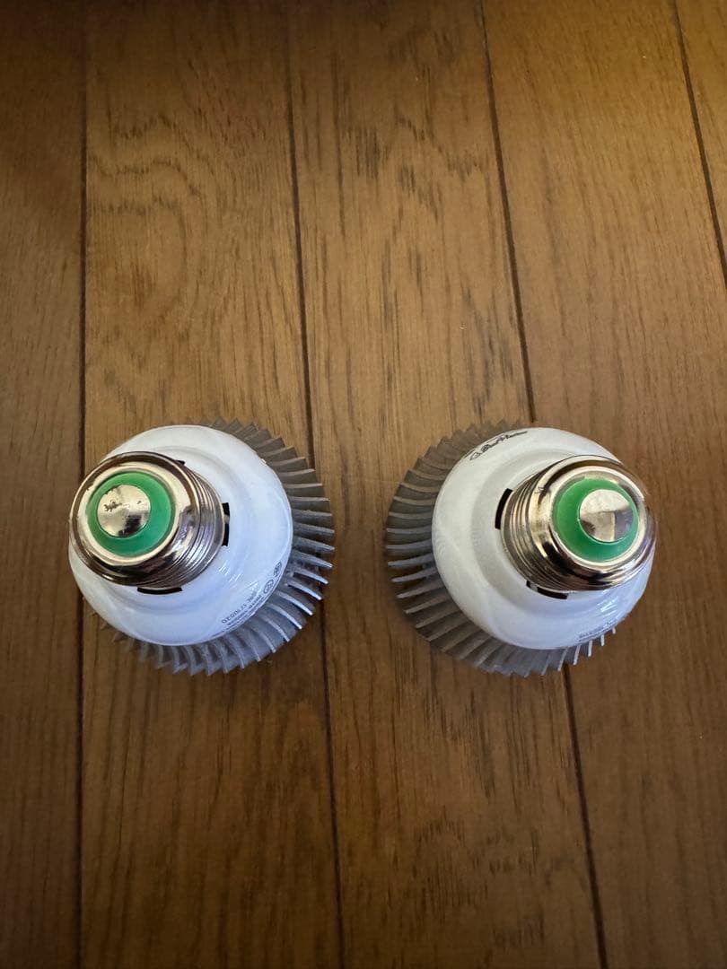 VitalWave 9W Cyan とViolet LEDライト E26