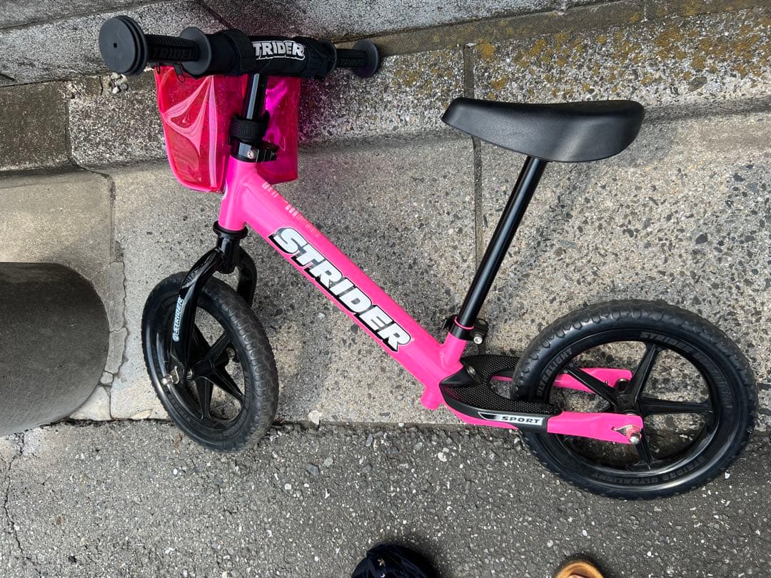 ストライダー　ピンク　12インチ　キックバイク　トレジャーバッグ付