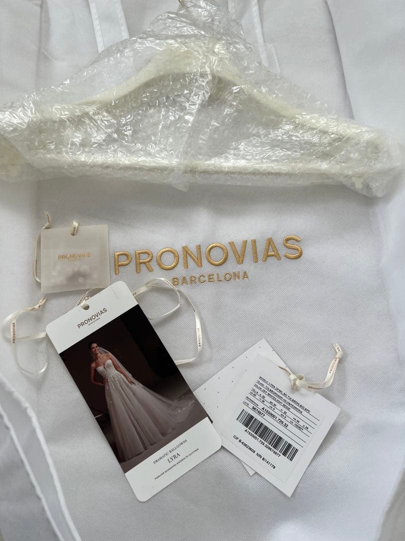 7号　プロノビアス ウェディングドレス