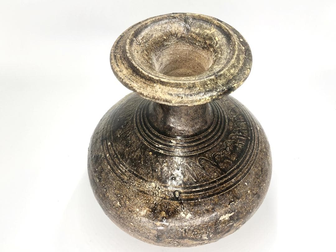 【 緑褐釉鍔口線刻文壺 】　クメール陶　12～14世紀　蔵出初品