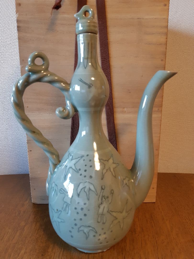 魅力的な陶器の水差し(水注)