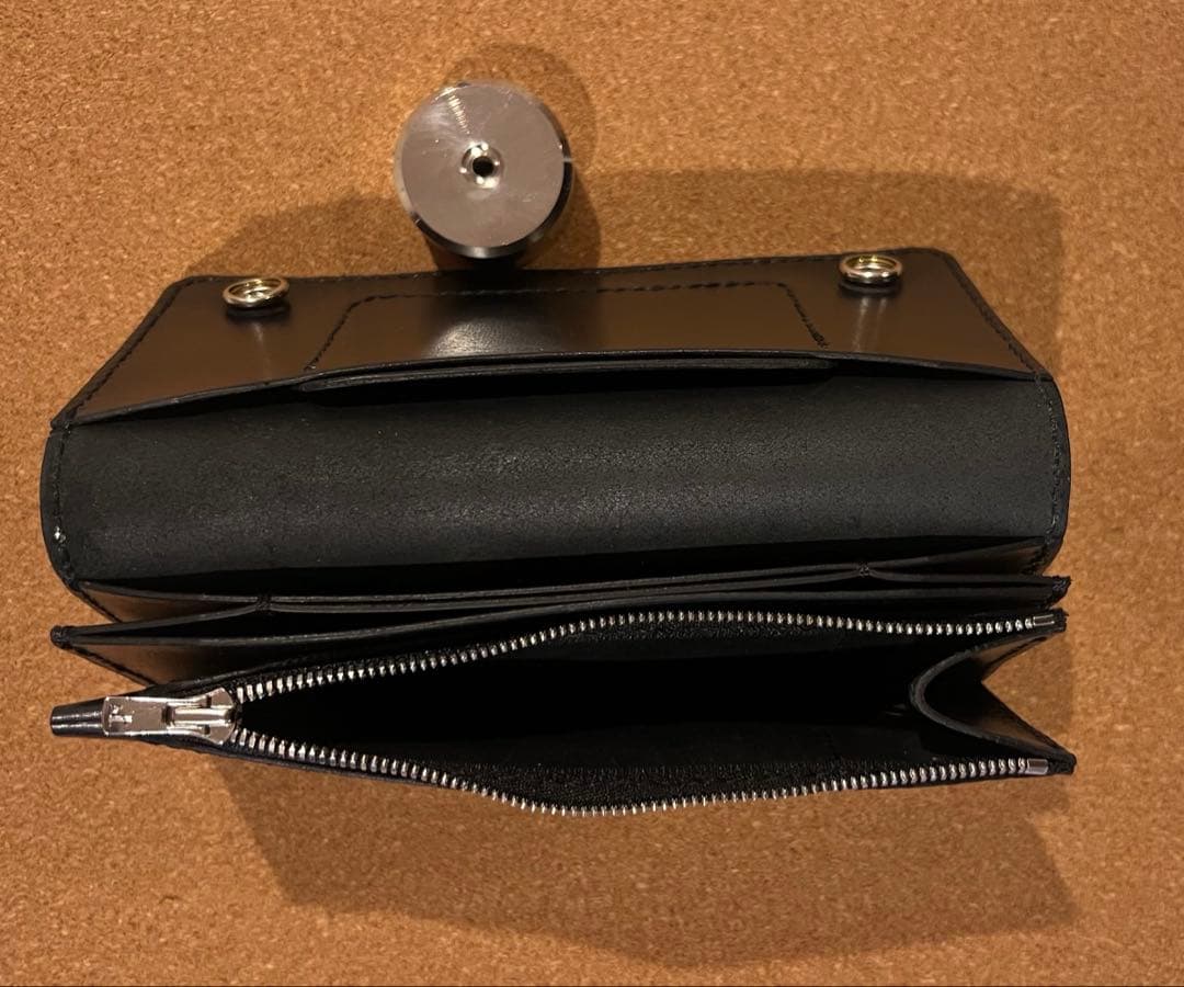 トラッカーウォレット スタッズパターン　クロム鞣し型押し