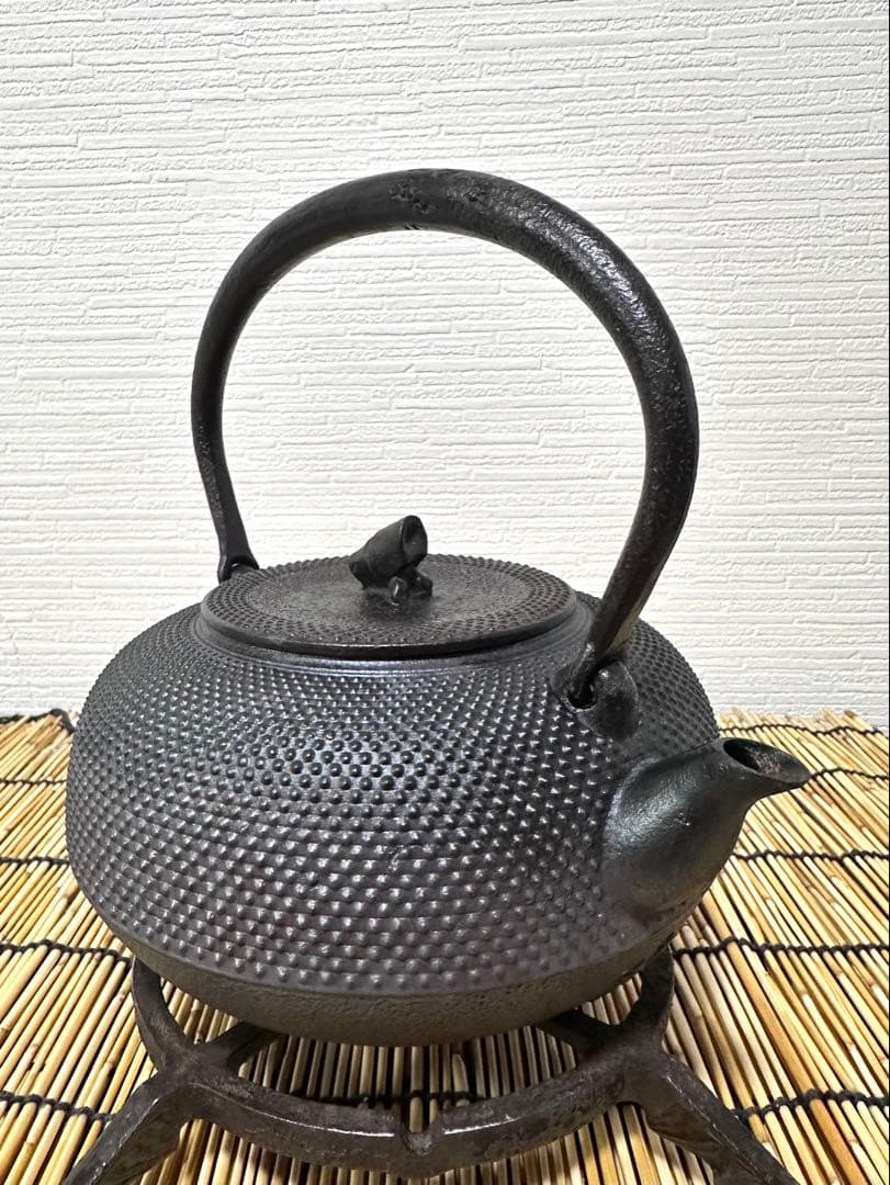 ＵＳＥＤ、良品　南部秀山堂　佐藤 勝弘作　１５型アラレ　鉄瓶　南部鉄瓶　南部鉄器
