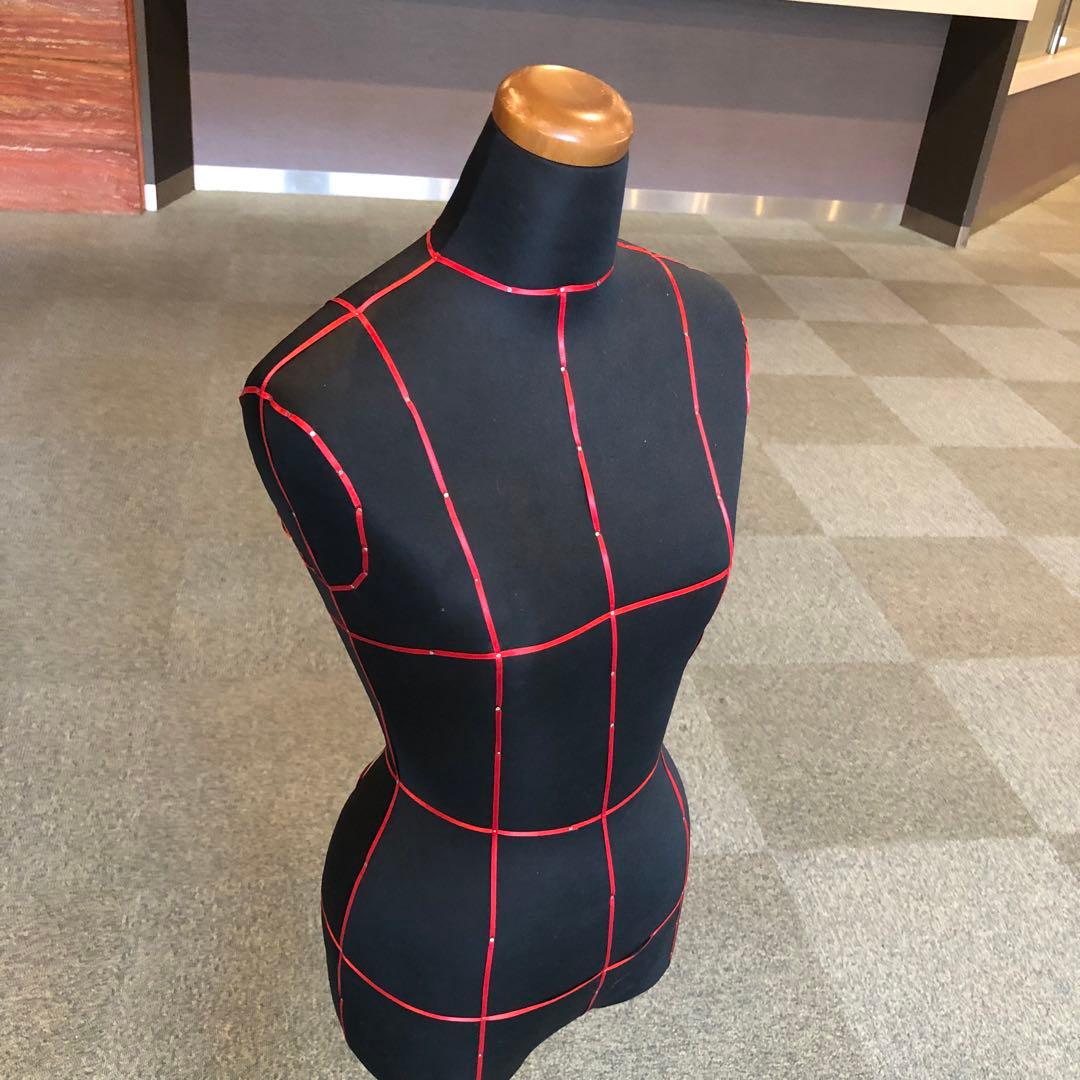 アンテイークなシックな赤色ボディライン入りトルソー 針打てますボディトルソー