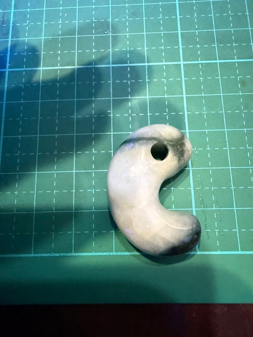 糸魚川産‼️ 濃緑色翡翠勾玉の最高峰‼️ 圧砕勾玉‼️高級‼️11.2g‼️破格出品‼️