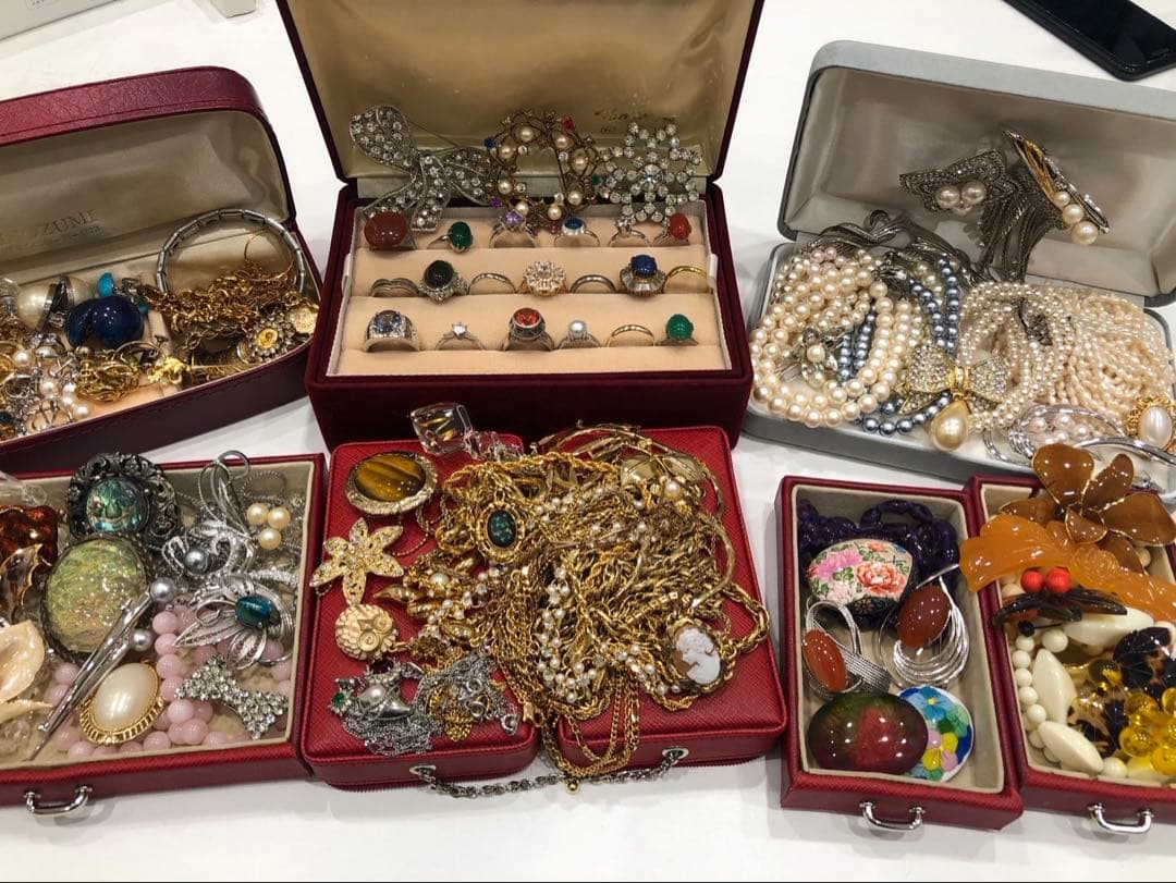遺品整理 アクセサリー まとめ ブローチ ネックレス イヤリングなどなど生前整理