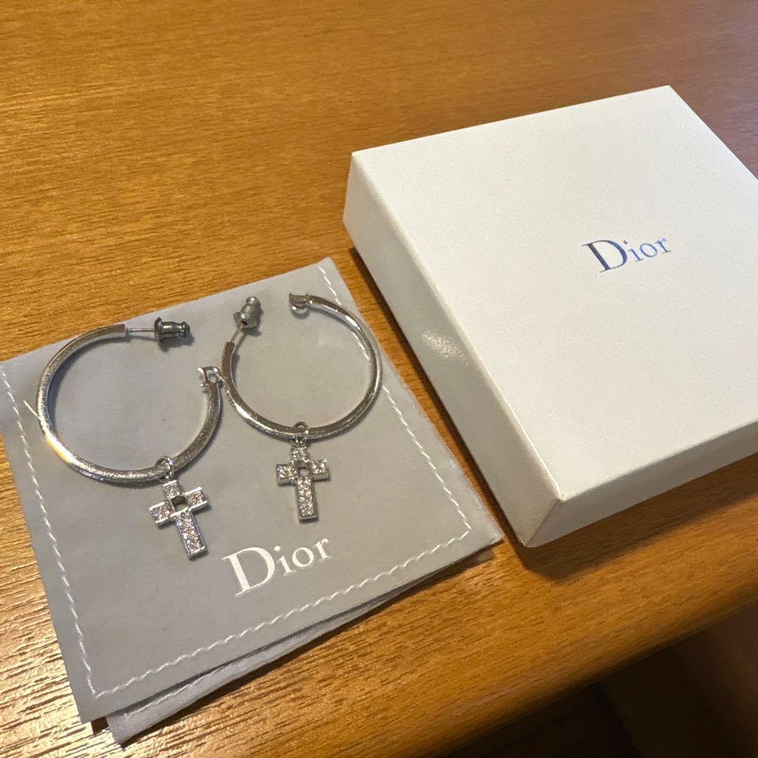 Dior フープピアス 十字架モチーフ