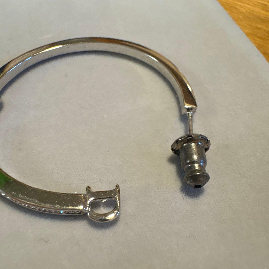 Dior フープピアス 十字架モチーフ