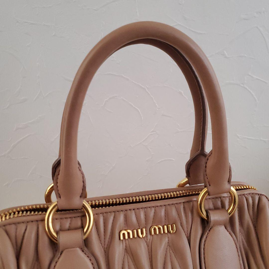 Miu Miu ベージュ キルティングハンドバッグ