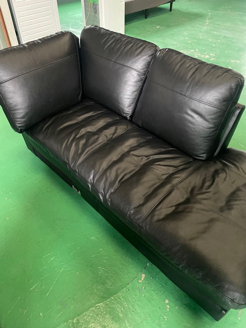 黒の合成皮革2人掛けソファ