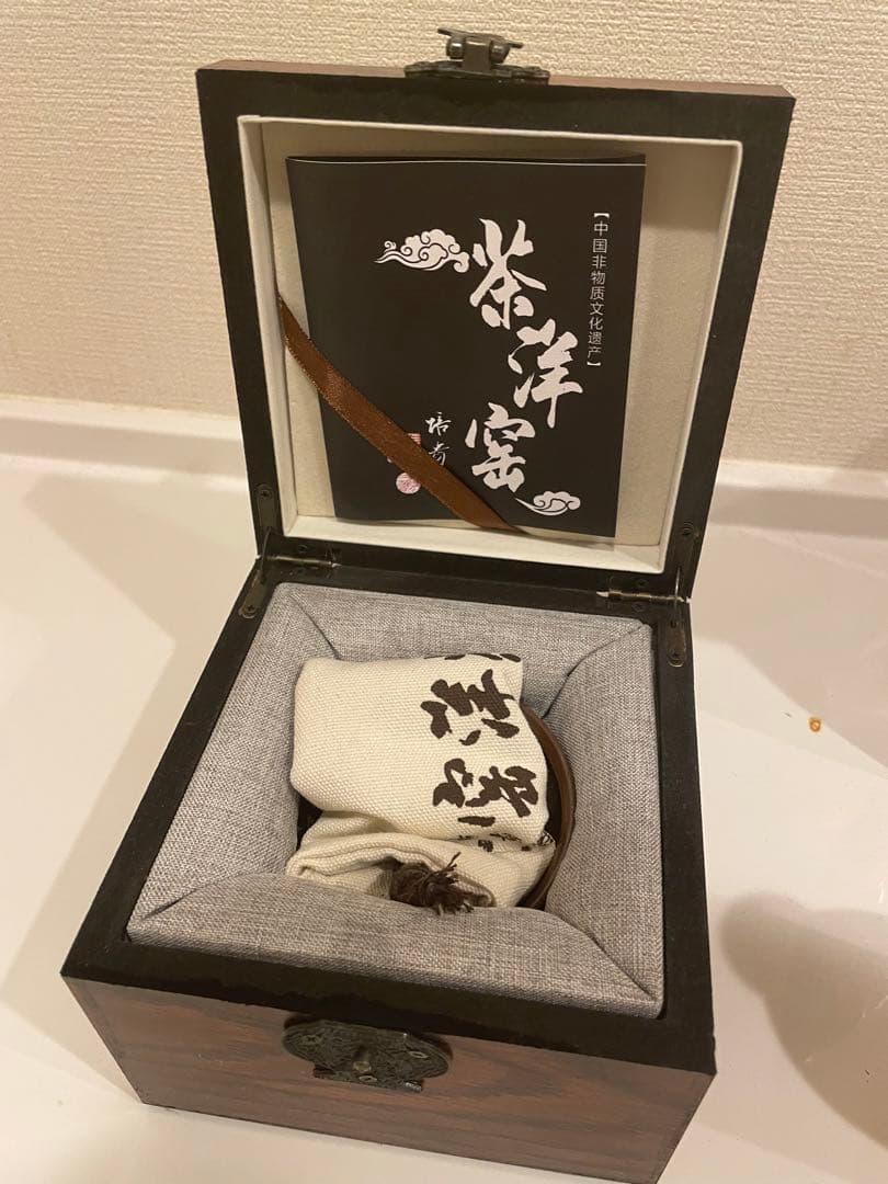 灰被天目（はいかつぎてんもく）灰を被ったような艶のない釉調をしていることから