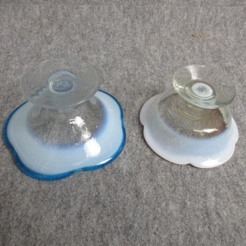 青縁乳白色と赤縁乳白色のあさがお形ガラス氷皿 [B28174]