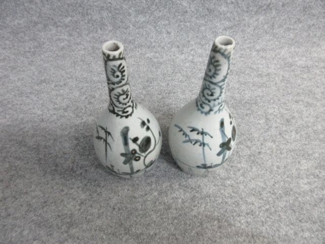 古伊万里染付たこ唐草に松竹梅文徳利一対 [B26345]