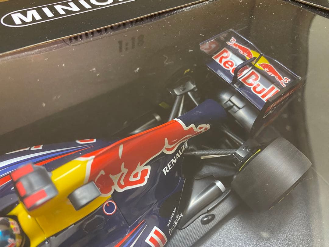 【送料込】 MINICHAMPS ミニチャンプス RB7 ベッテル 1/18
