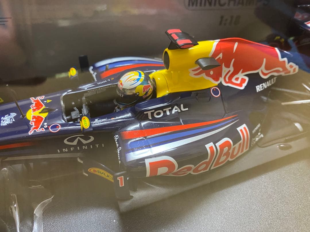 【送料込】 MINICHAMPS ミニチャンプス RB7 ベッテル 1/18