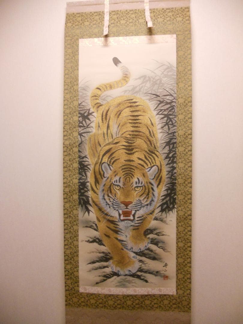 掛け軸 寿山 猛虎図 絹本 希少 軸装 茶道具 掛軸 美品 です。