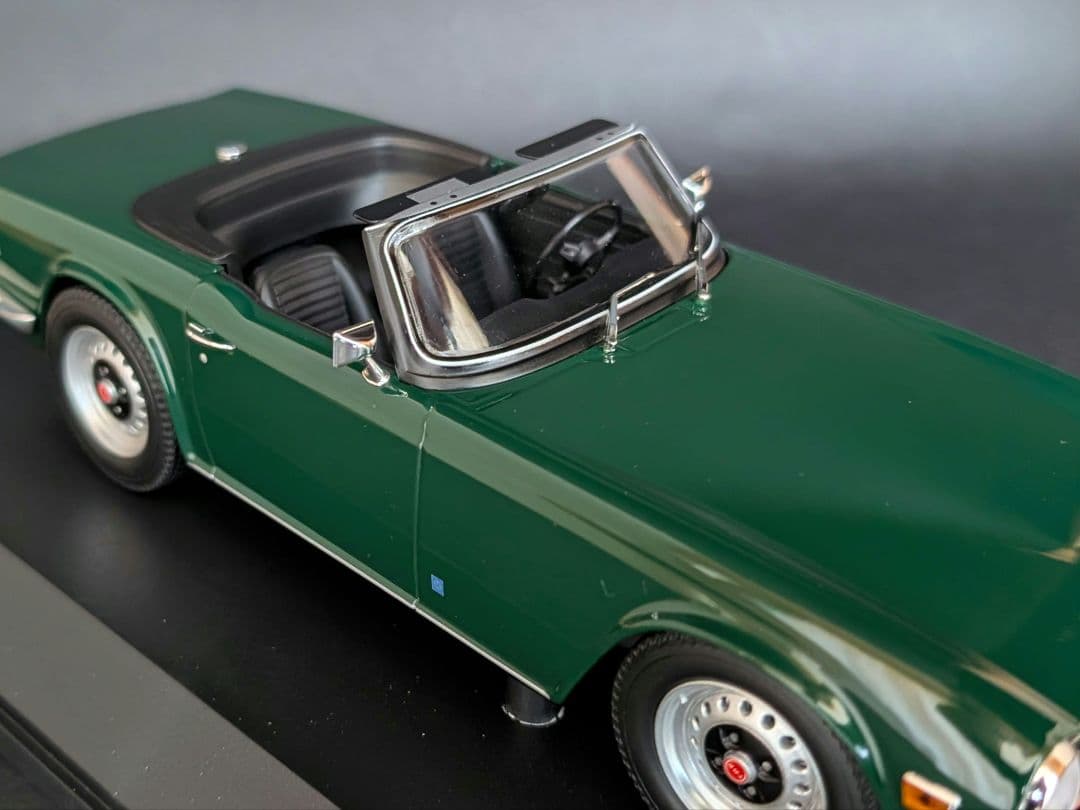 ミニチャンプス 1/18 TRIUMPH TR6 1969 ダークグリーン