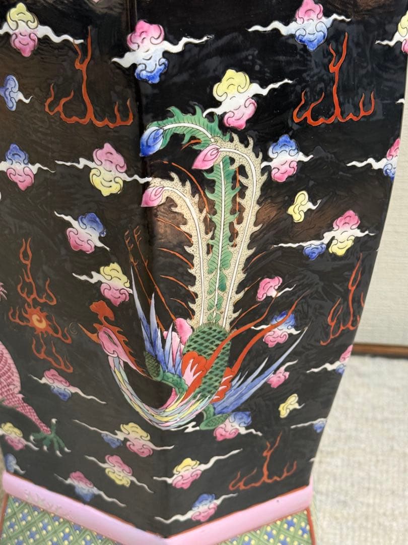 中国　大清乾隆年製銘　黒地粉彩龍鳳紋角瓶　左　高さ47.0cm 送料込み0106