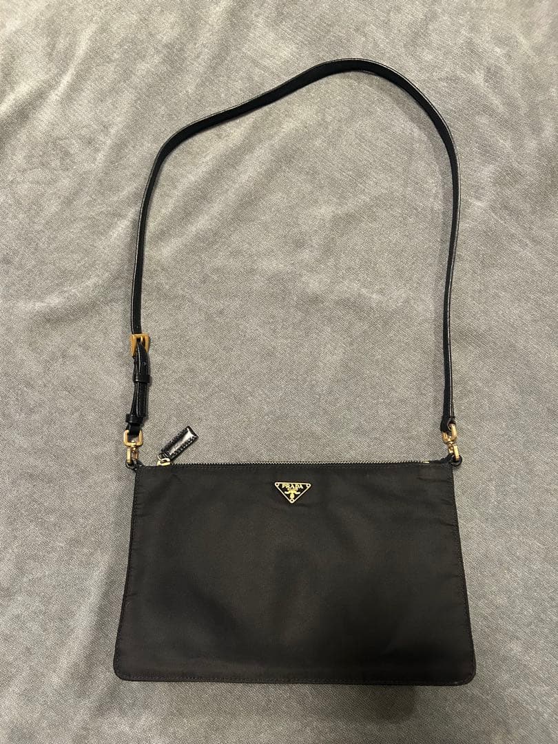 美品 PRADA ナイロン ポーチ型 ショルダーバッグ（短めストラップ）
