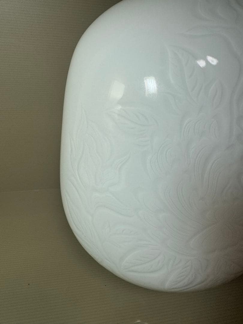 2921 松尾博之作　白磁花瓶　花文