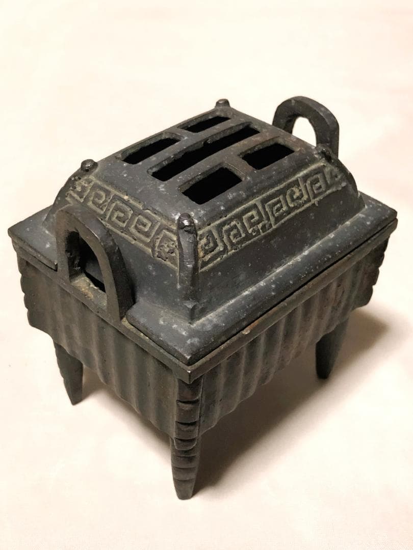 【 双耳四ツ足雷文方形銅香炉 】　薫炉　「漢建寧弐本造」陽刻