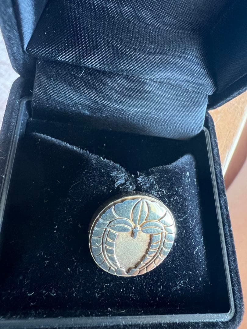 家紋バッチ(下がり藤)