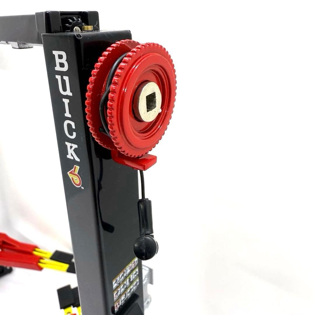激レア　BUICK 2 POST LIFT 1:18スケール 限定版