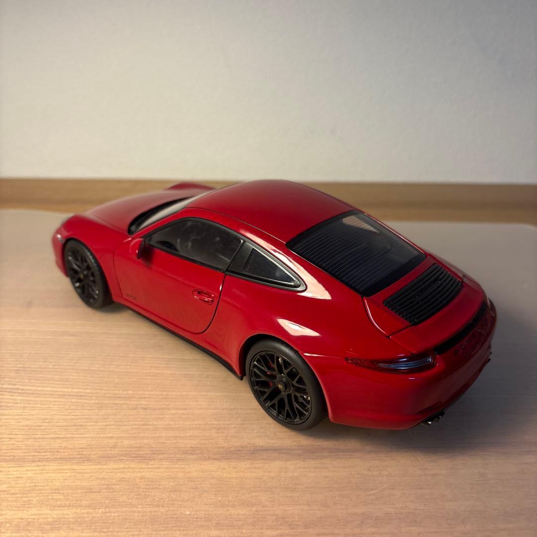 シュコー　ポルシェ 911 GTS レッド 1/18 ミニカー