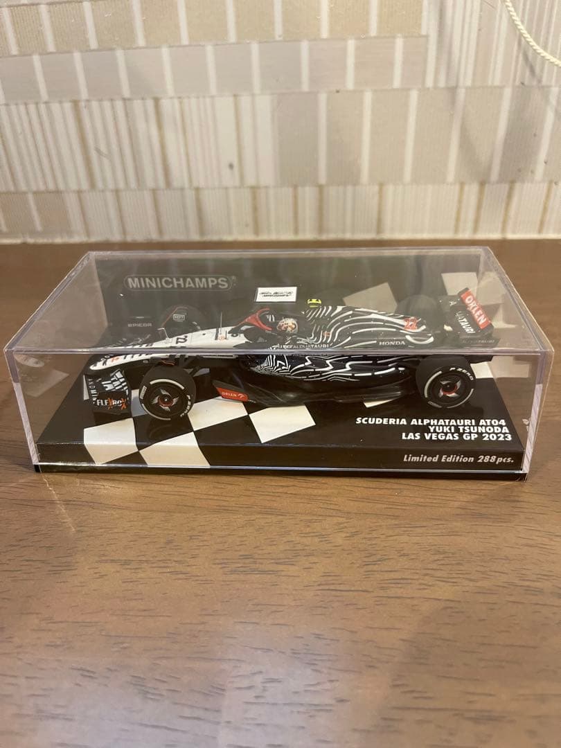 F1 1/64 ミニチャンプス 角田裕毅2023ラスベガスGPミニカー