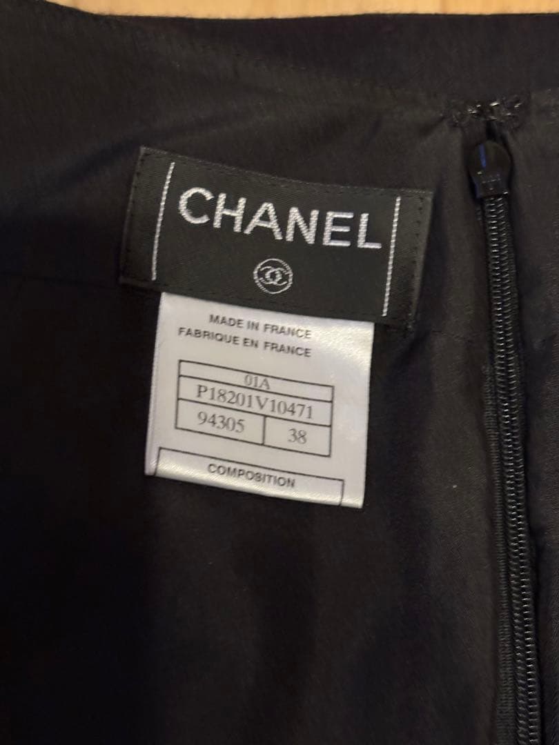 シャネル　０１A 黒のフレアスカート ロゴプレート付き