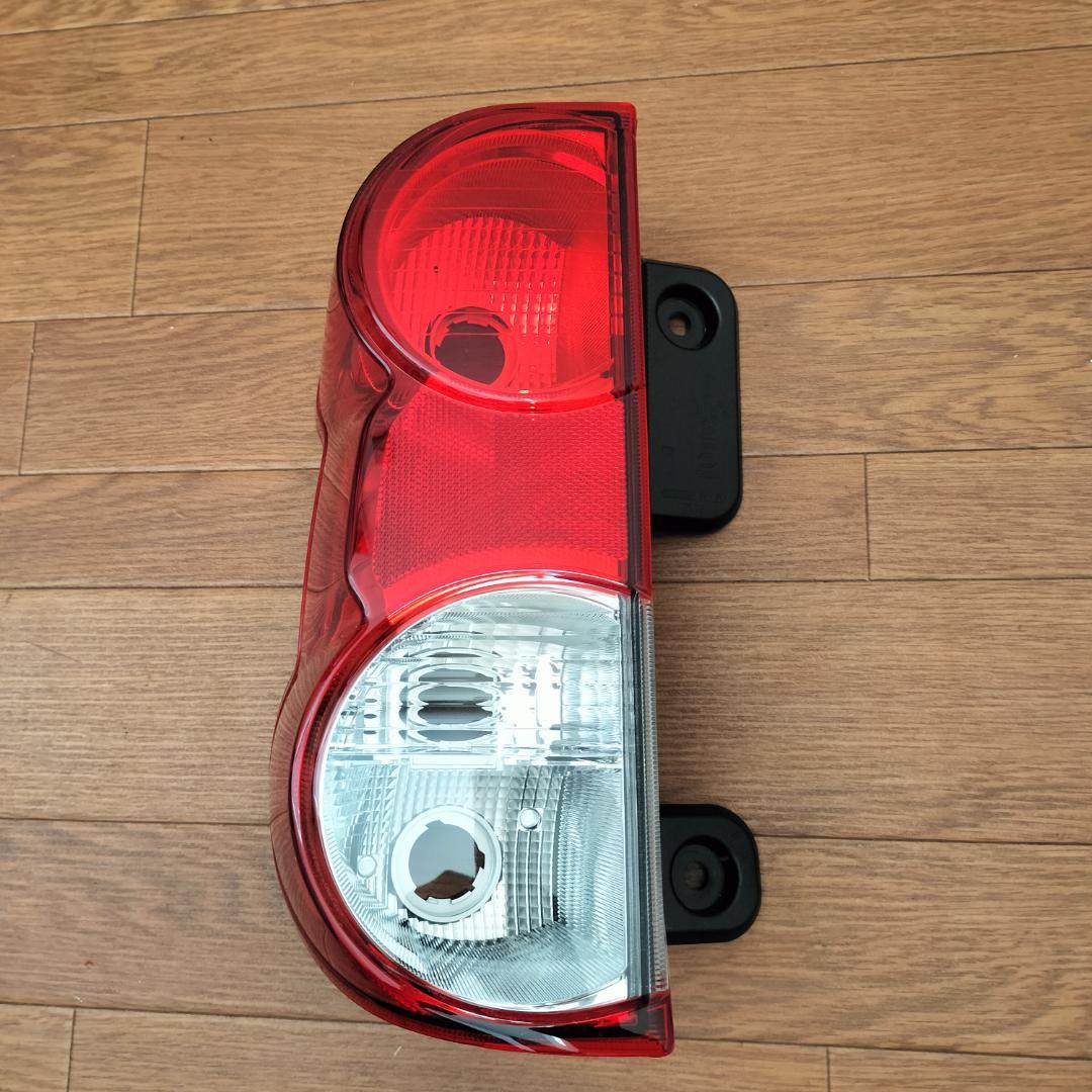 NISSAN 純正NV200バネット用テールランプ左